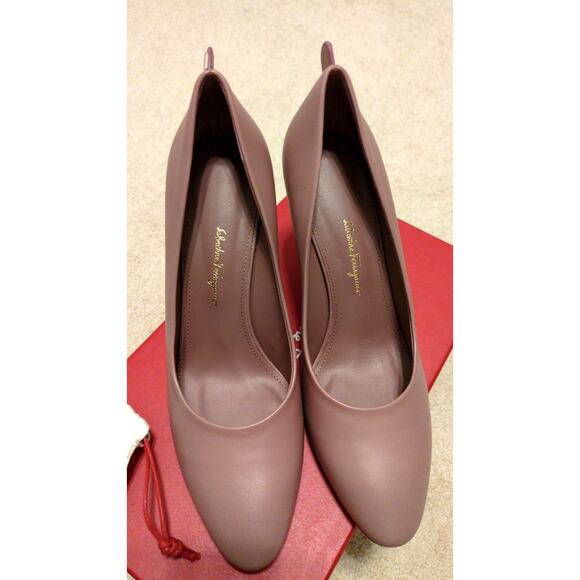 Salvatore Ferragamo Judy Pumps - Picture 2 of 10